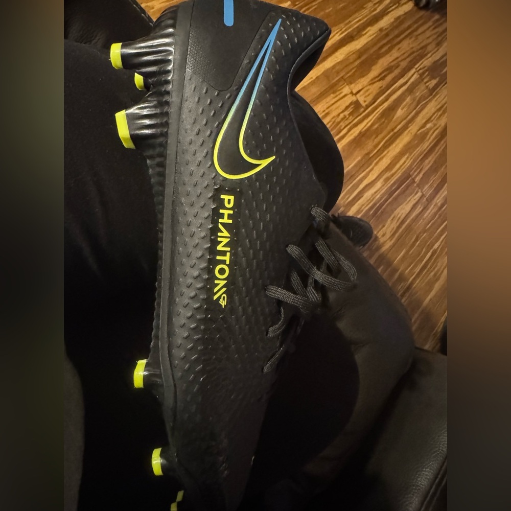 Soccer shoes nike phanton GT
New no box 
No tag
Men size 10.5